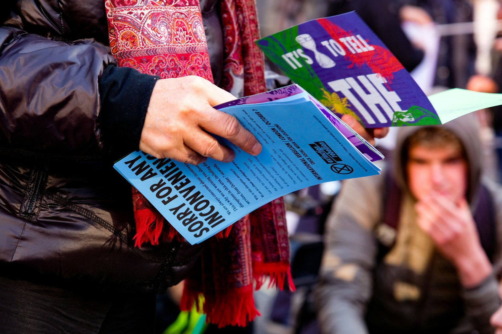Flyers impresos presentados en mano