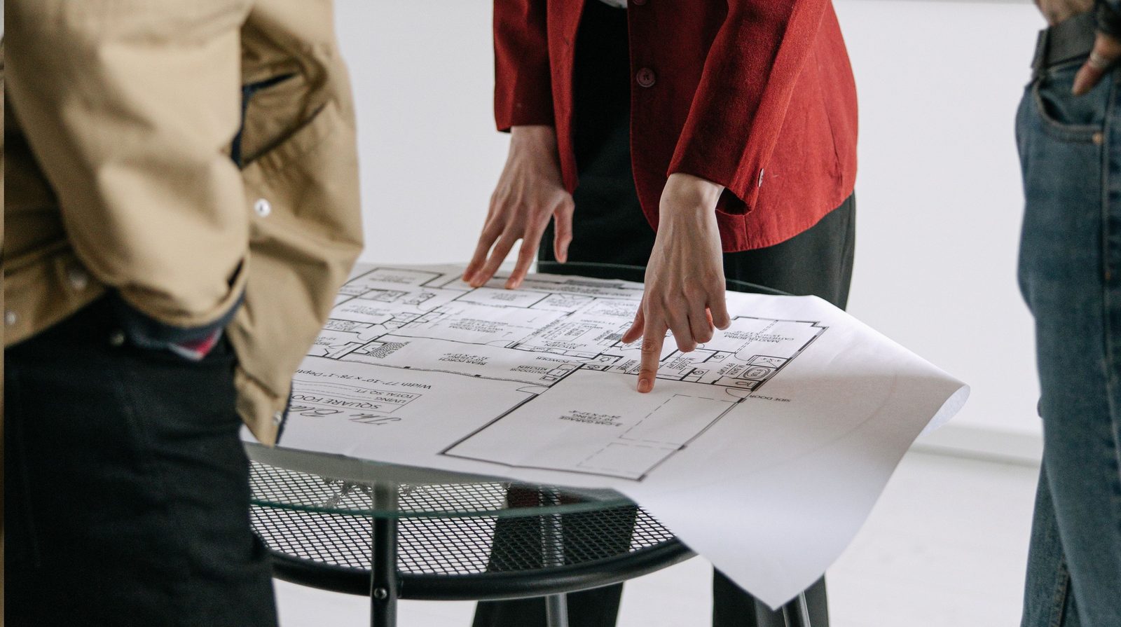 Personas revisando un plano impreso sobre una mesa