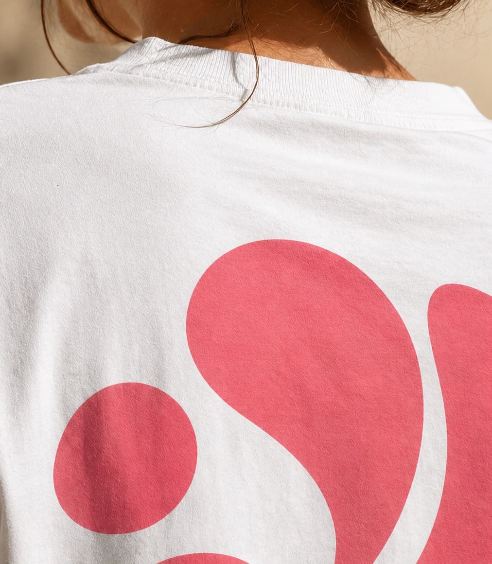 Detalle de tela y tinta en una camiseta personalizada