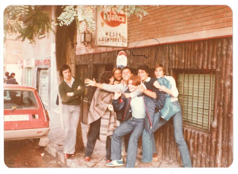 Antes: fotografía de un grupo de amigos, descolorida y con marcas