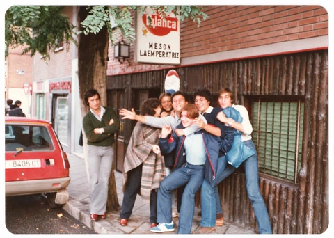 Después: la fotografía de los amigos con el color y las marcas recuperados