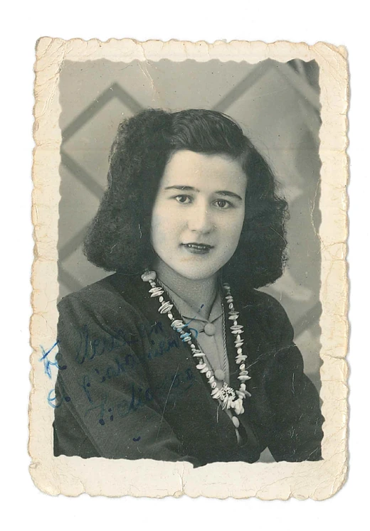 Antes: retrato antiguo con grietas y marcas